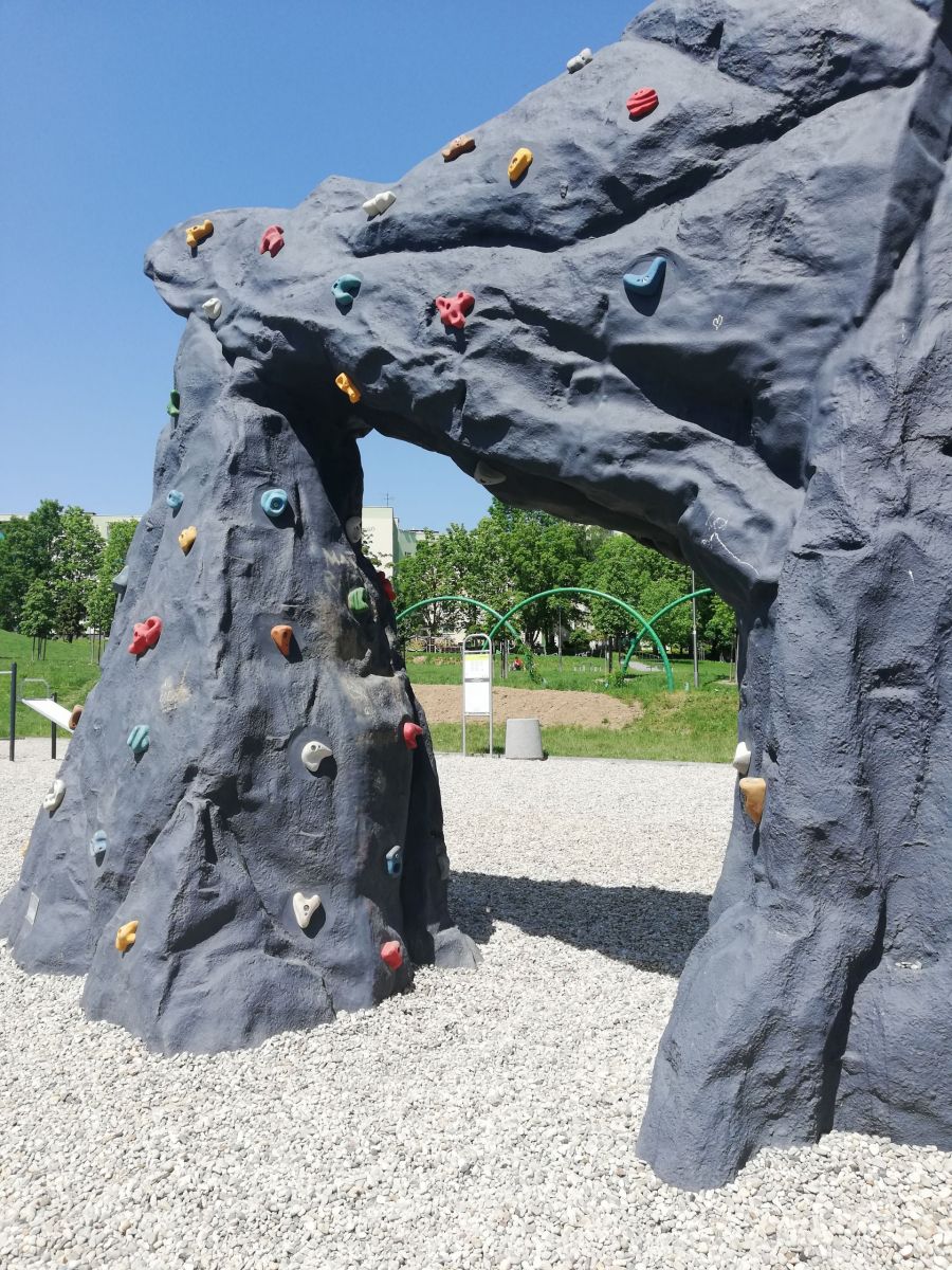 Ścianka bulderingowa na terenie rekreacyjno-sportowym przy ul. Zbyszewskiego